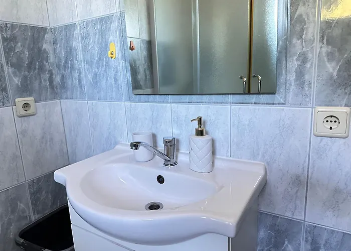 Romantic 3 Bedroom 150m From The & Free Parking Spot *