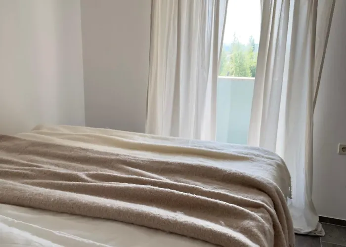 Romantic 3 Bedroom 150m From The & Free Parking Spot Apartmán