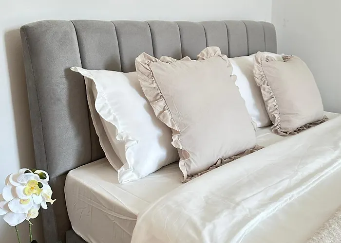Romantic 3 Bedroom 150m From The & Free Parking Spot Apartmán