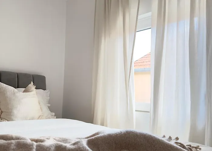 Apartmán Romantic 3 Bedroom 150m From The & Free Parking Spot