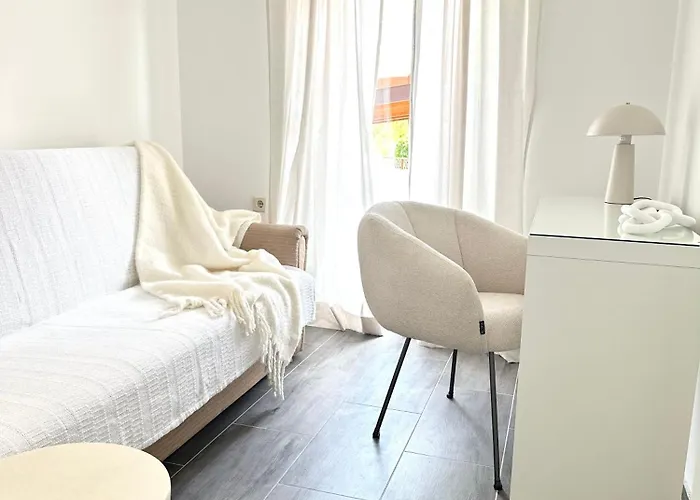 Romantic 3 Bedroom 150m From The & Free Parking Spot דירה *