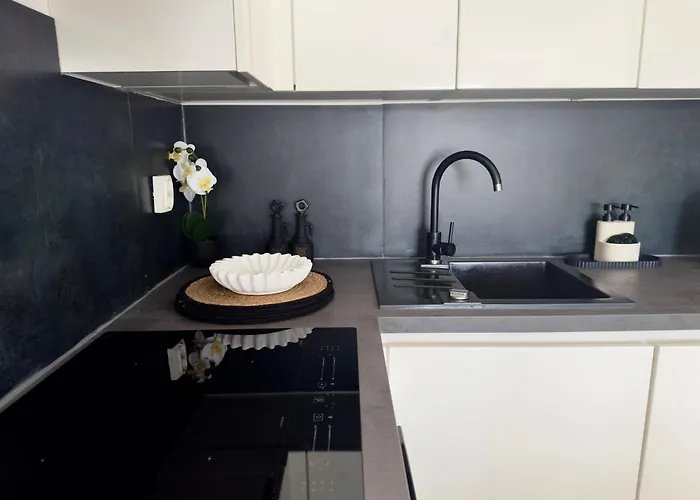 Romantic 3 Bedroom 150m From The & Free Parking Spot *