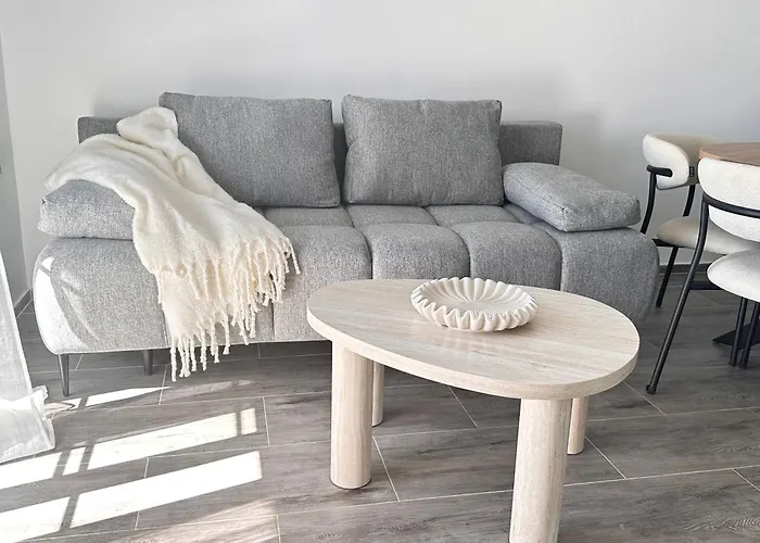 Romantic 3 Bedroom 150m From The & Free Parking Spot