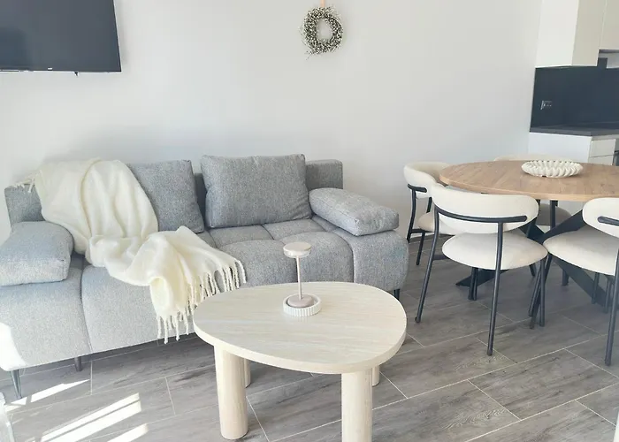 Romantic 3 Bedroom 150m From The & Free Parking Spot