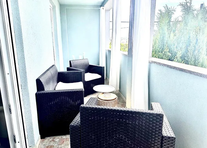 Romantic 3 Bedroom 150m From The & Free Parking Spot Apartmán *