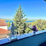 Romantic 3 Bedroom 150m From The & Free Parking Spot *