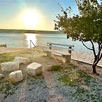 Apartament Romantic 3 Bedroom 150m From The & Free Parking Spot *