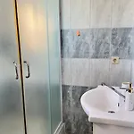 Romantic 3 Bedroom 150m From The & Free Parking Spot
