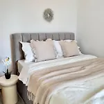 Romantic 3 Bedroom 150m From The & Free Parking Spot Apartament *