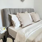 Romantic 3 Bedroom 150m From The & Free Parking Spot Apartament