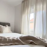 Apartament Romantic 3 Bedroom 150m From The & Free Parking Spot