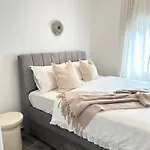 Romantic 3 Bedroom 150m From The & Free Parking Spot Apartament