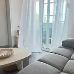 Apartament Romantic 3 Bedroom 150m From The & Free Parking Spot *
