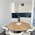 Apartament Romantic 3 Bedroom 150m From The & Free Parking Spot