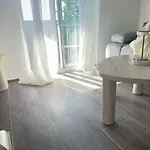 Apartament Romantic 3 Bedroom 150m From The & Free Parking Spot