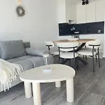 Romantic 3 Bedroom 150m From The & Free Parking Spot Apartament
