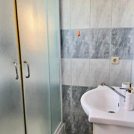 Romantic 3 Bedroom 150m From The & Free Parking Spot