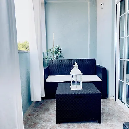 Apartment 3 Bedroom With Seaview - 3min From The *