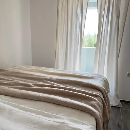 Romantic 3 Bedroom 150m From The & Free Parking Spot 아파트