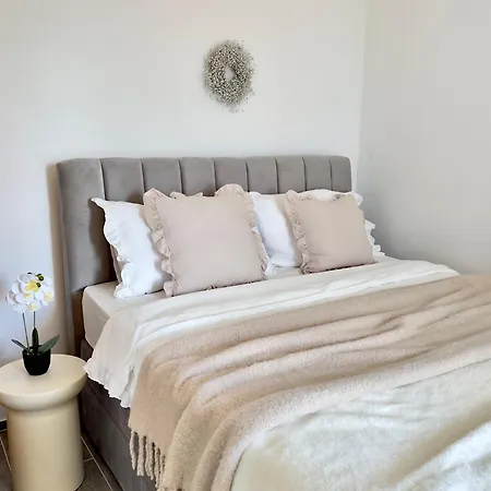 Romantic 3 Bedroom 150m From The & Free Parking Spot 아파트 *