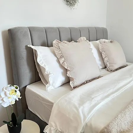 Romantic 3 Bedroom 150m From The & Free Parking Spot 아파트