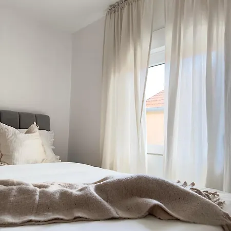 아파트 Romantic 3 Bedroom 150m From The & Free Parking Spot