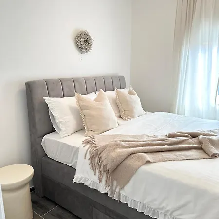 Romantic 3 Bedroom 150m From The & Free Parking Spot 아파트