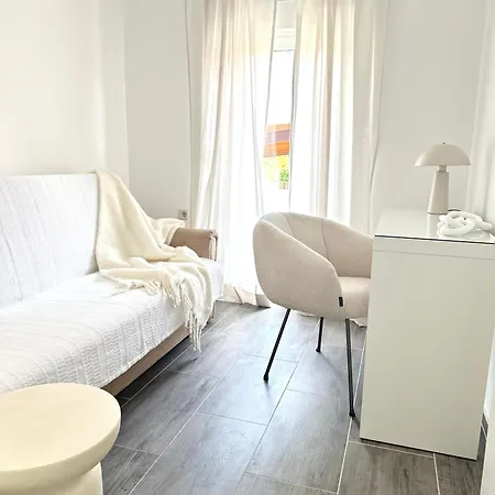 Romantic 3 Bedroom 150m From The & Free Parking Spot 아파트 *