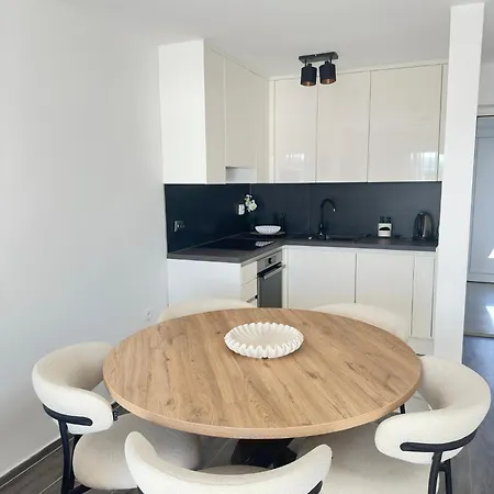 아파트 Romantic 3 Bedroom 150m From The & Free Parking Spot