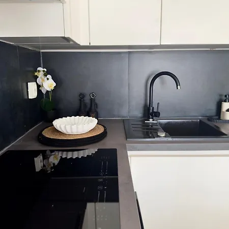 Romantic 3 Bedroom 150m From The & Free Parking Spot *