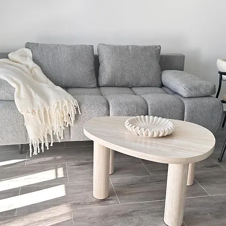 Romantic 3 Bedroom 150m From The & Free Parking Spot