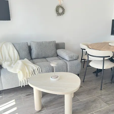 Romantic 3 Bedroom 150m From The & Free Parking Spot