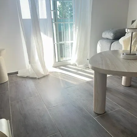 아파트 Romantic 3 Bedroom 150m From The & Free Parking Spot