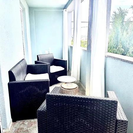 Romantic 3 Bedroom 150m From The & Free Parking Spot 아파트 *