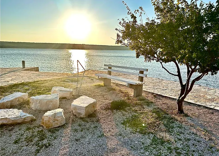 Апартаменты Romantic 3 Bedroom 150m From The & Free Parking Spot *