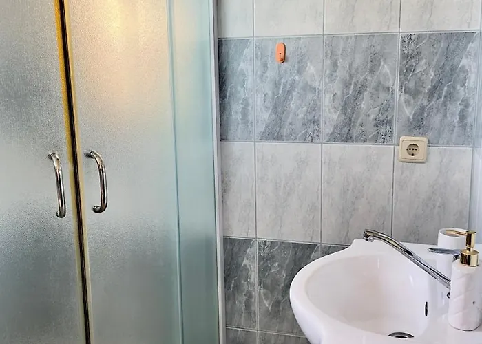 Romantic 3 Bedroom 150m From The & Free Parking Spot