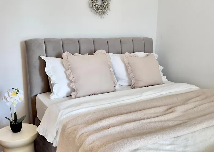 Romantic 3 Bedroom 150m From The & Free Parking Spot Апартаменты *