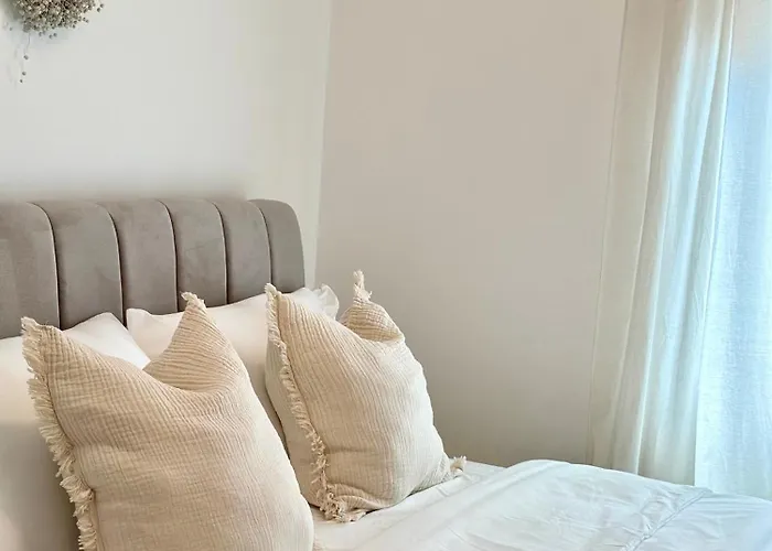 Romantic 3 Bedroom 150m From The & Free Parking Spot *