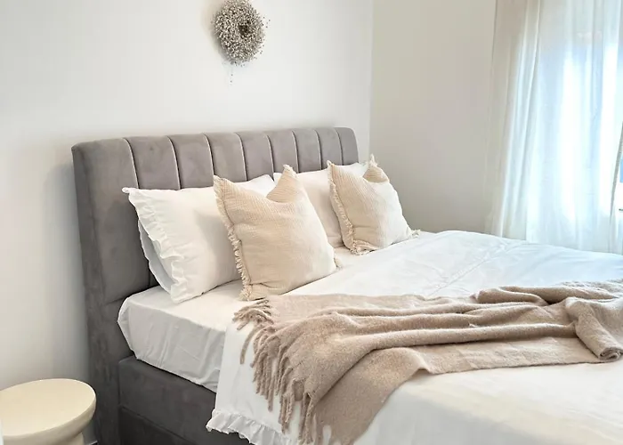 Romantic 3 Bedroom 150m From The & Free Parking Spot Апартаменты