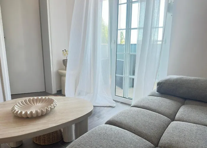 Apartament Romantic 3 Bedroom 150m From The & Free Parking Spot *