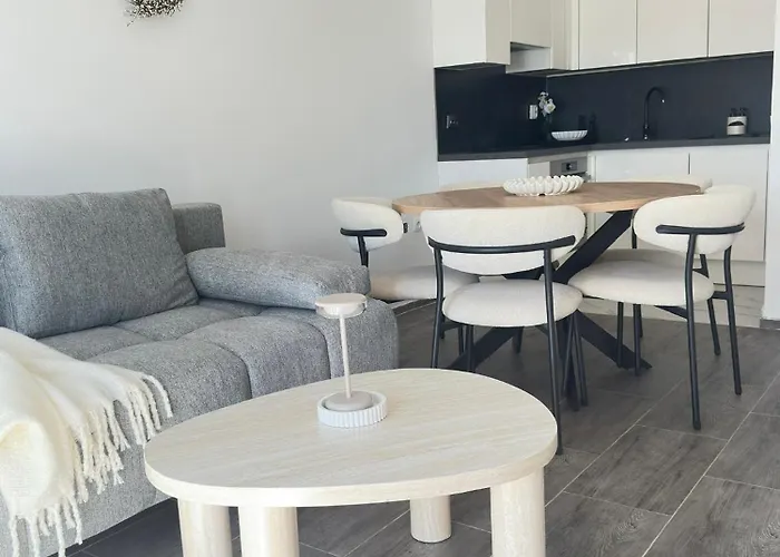 Romantic 3 Bedroom 150m From The & Free Parking Spot Апартаменты